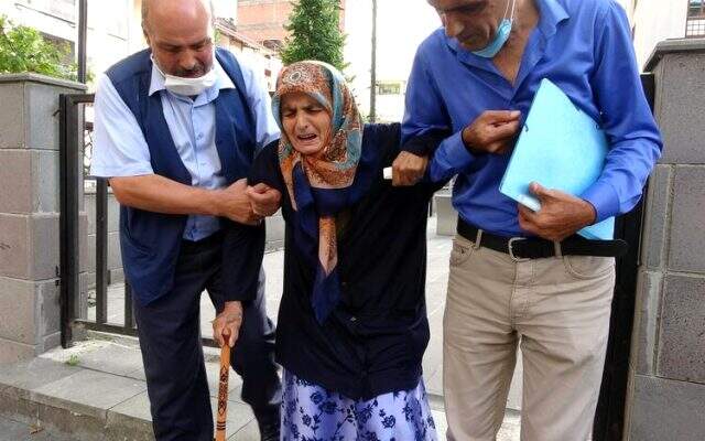 Büyük nasıl evlat! 87 yaşındaki annesine şiddet uygulayıp sokağa attı Büyük nasıl evlat! 87 yaşındaki annesine şiddet uygulayıp sokağa attı