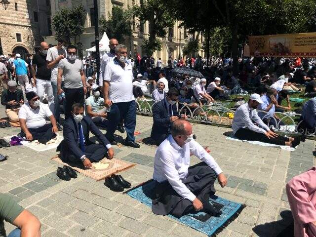 CHP'li Muharrem İnce, Ayasofya Camii'ndeki ilk namaz için vatandaşların arasında yerini aldı CHP'li Muharrem İnce, Ayasofya Camii'ndeki ilk namaz için vatandaşların arasında yerini aldı