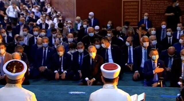 Son Dakika: Ayasofya Camii'nde ilk namaz heyecanı! Belirlenen alanlar dolunca girişler durduruldu