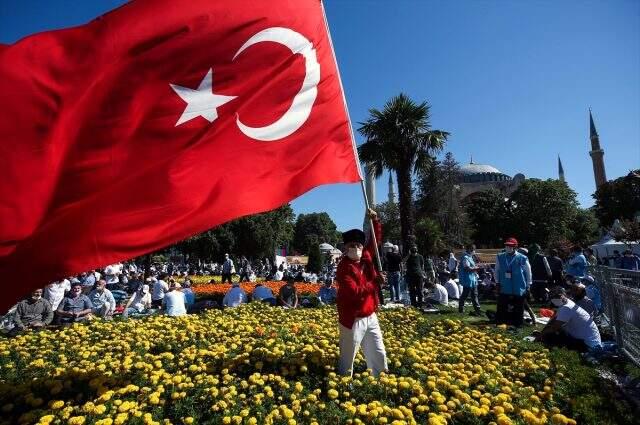 Son Dakika: Ayasofya Camii'nde kılınacak cuma namazı için belirlenen alanlar doldu, girişler durduruldu