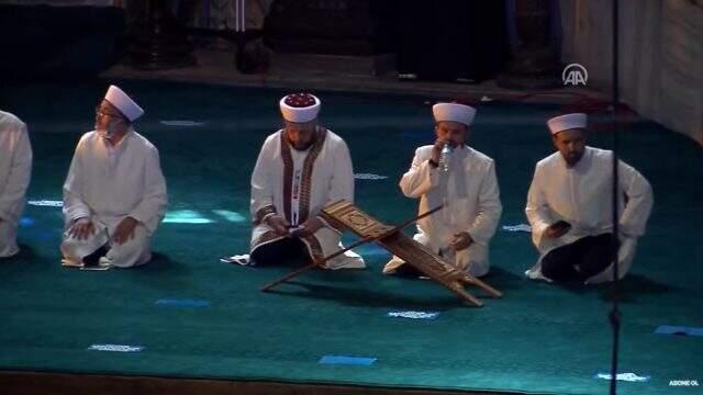 Son Dakika: Ayasofya Camii'nde kılınacak cuma namazı için belirlenen alanlar doldu, girişler durduruldu