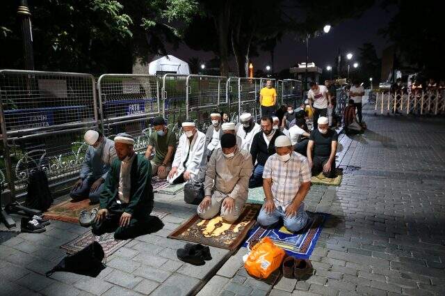 Vatandaşlar, sabah namazında Ayasofya Camii'ne akın etti Vatandaşlar, sabah namazında Ayasofya Camii'ne akın etti