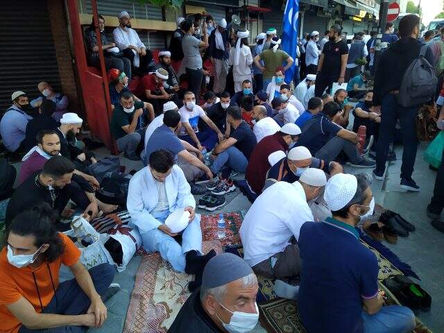 Vatandaşlar, sabah namazında Ayasofya Camii'ne akın etti Vatandaşlar, sabah namazında Ayasofya Camii'ne akın etti