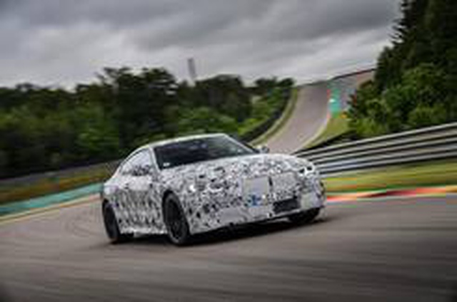 Yeni BMW M3 Sedan ve M4 Coupe start çizgisinde!