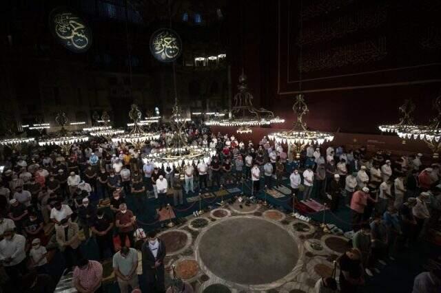 Ayasofya kararına tepki gösteren Avrupalıyı utandıracak hassasiyet! Hristiyanlar için kutsal alan halıyla kaplanmadı