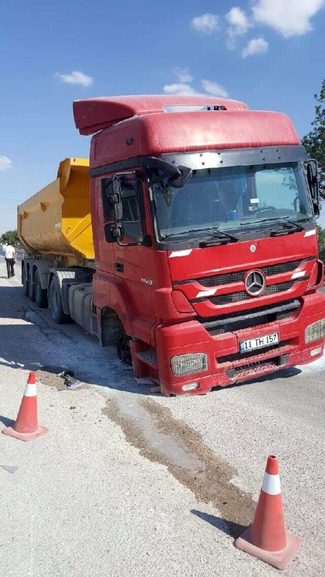 Hafriyat kamyonunun kopan tekerleğinden kıl payı kurtuldu