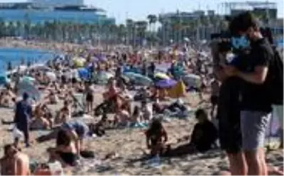  <a class='keyword-sd' href='/koronavirus/' title='Koronavirüs'>Koronavirüs</a>: Avrupa'da vaka sayıları artıyor, yeni önlemler gündemde