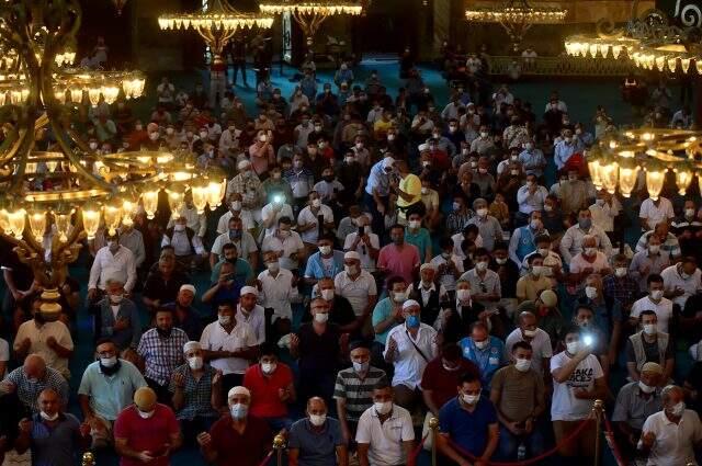 Düğün öncesi gelinlik ve damatlıkla Ayasofya Camii'ne gelip dua ettiler