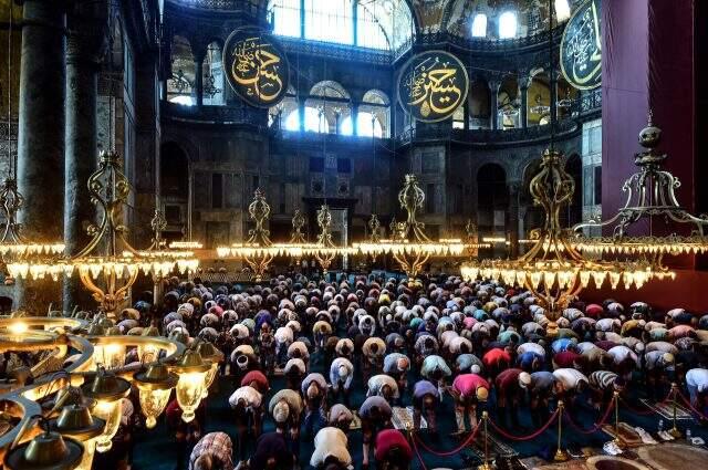 Düğün öncesi gelinlik ve damatlıkla Ayasofya Camii'ne gelip dua ettiler