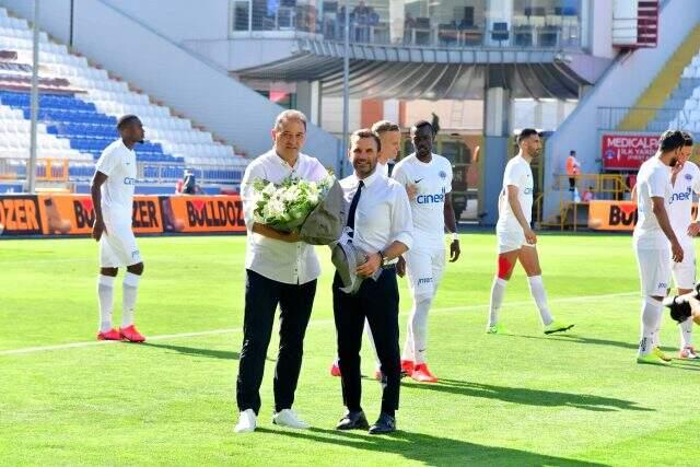 Kasımpaşalı futbolcular, maç öncesi Başakşehirli oyuncuları alkışladı