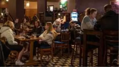 Koronavirüs: 'Sürü bağışıklığı' politikası İngiltere'de salgının gidişatını değiştirdi mi?