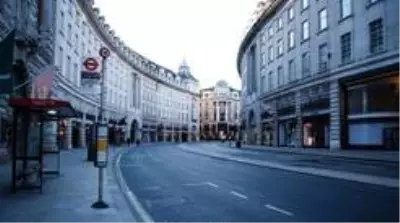 Koronavirüs: 'Sürü bağışıklığı' politikası İngiltere'de salgının gidişatını değiştirdi mi?