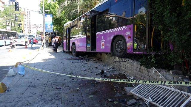 Son Dakika: Kadıköy'de freni patlayan otobüs Müjdat Gezen Sanat Merkezi'nin duvarına çarptı: 5 yaralı