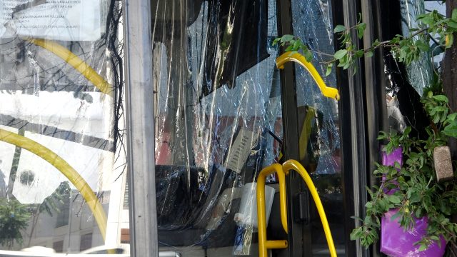 Son Dakika: Kadıköy'de freni patlayan otobüs Müjdat Gezen Sanat Merkezi'nin duvarına çarptı: 5 yaralı