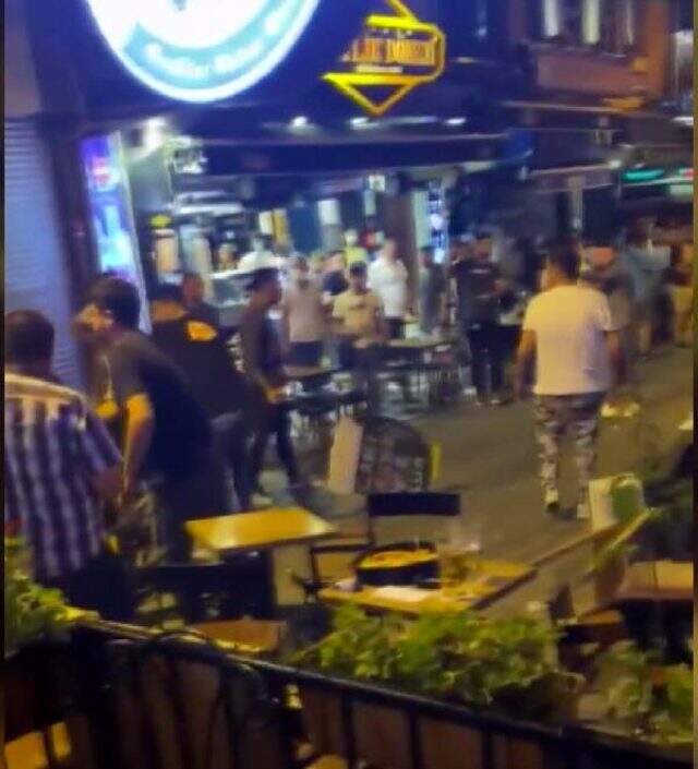 Beşiktaş Çarşı'da sandalyeler havada uçuştu, o anlar kameralara saniye saniye yansıdı Beşiktaş Çarşı'da sandalyeler havada uçuştu, o anlar kameralara saniye saniye yansıdı