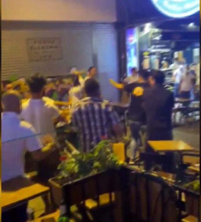 Beşiktaş Çarşı'da sandalyeler havada uçuştu, o anlar kameralara saniye saniye yansıdı Beşiktaş Çarşı'da sandalyeler havada uçuştu, o anlar kameralara saniye saniye yansıdı