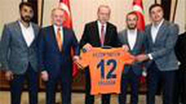 Cumhurbaşkanı Recep Tayyip Erdoğan, Süper Lig şampiyonu Başakşehir'i kabul etti