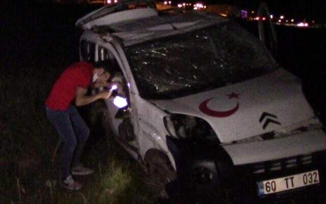 Sivas'ta hafif ticari araç ile otomobil çarpıştı: 5'i çocuk, 9 yaralı Sivas'ta hafif ticari araç ile otomobil çarpıştı: 5'i çocuk, 9 yaralı