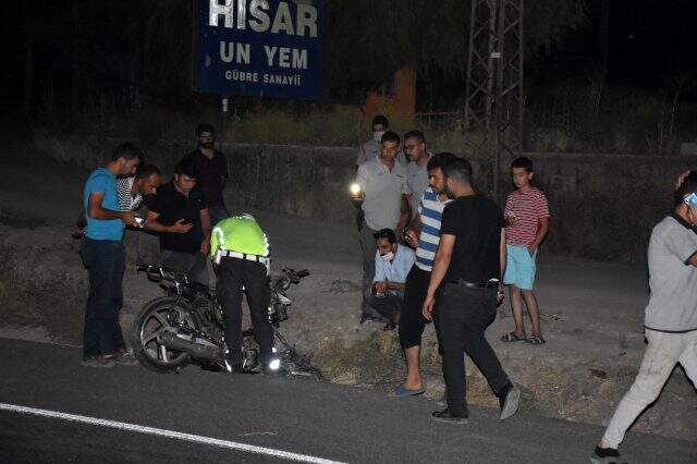 Gece yarısı feci kaza! Otomobille çarpışan motosikletteki 2 kişi hayatını kaybetti Gece yarısı feci kaza! Otomobille çarpışan motosikletteki 2 kişi hayatını kaybetti