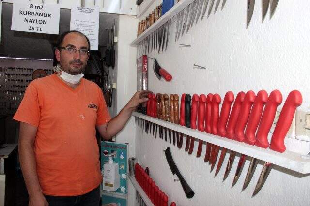 Görme engelli bıçak bileyicisine 'Yapamazsın' diyenler daimi müşterisi oldu Görme engelli bıçak bileyicisine 'Yapamazsın' diyenler daimi müşterisi oldu