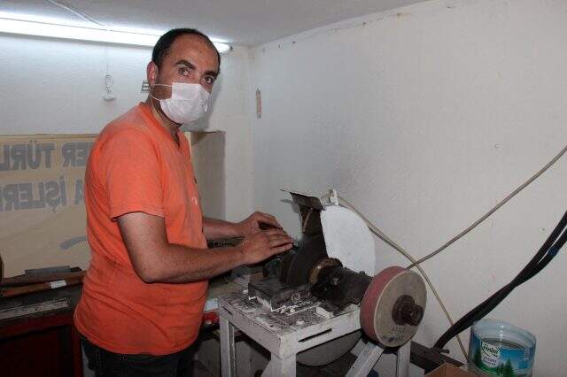 Görme engelli bıçak bileyicisine 'Yapamazsın' diyenler daimi müşterisi oldu Görme engelli bıçak bileyicisine 'Yapamazsın' diyenler daimi müşterisi oldu