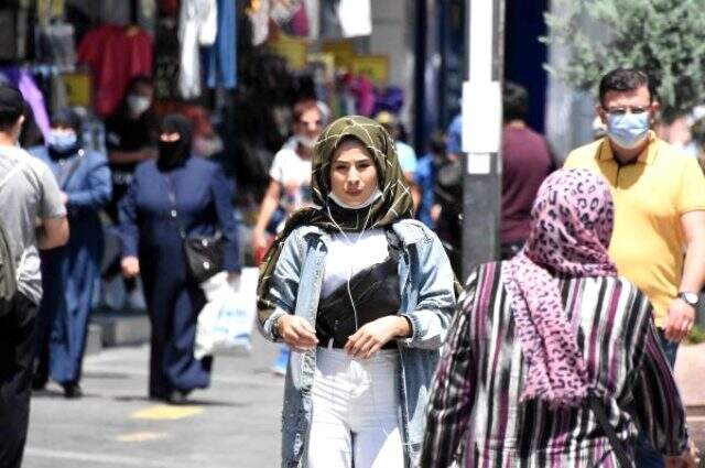Her gün 200 vakanin görüldüğü Konya'da, maske ve sosyal mesafe unutuldu Her gün 200 vakanin görüldüğü Konya'da, maske ve sosyal mesafe unutuldu