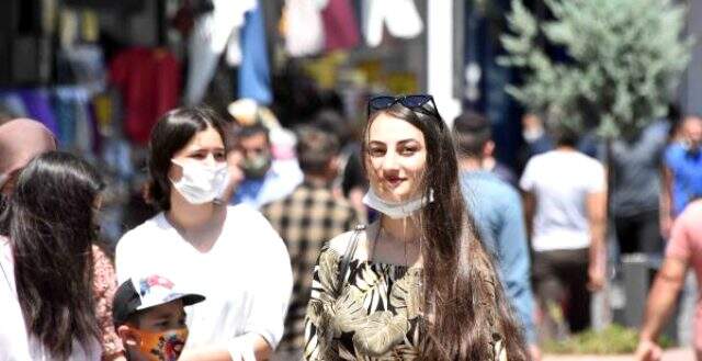 Her gün 200 vakanin görüldüğü Konya'da, maske ve sosyal mesafe unutuldu Her gün 200 vakanin görüldüğü Konya'da, maske ve sosyal mesafe unutuldu