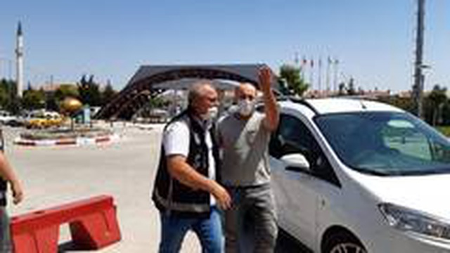 Sahte para ile kurban pazarlığı yapan şüpheliler, kendilerini görüntüleyen kameramana uçan tekme ile saldırdı Sahte para ile kurban pazarlığı yapan şüpheliler, kendilerini görüntüleyen kameramana uçan tekme ile saldırdı