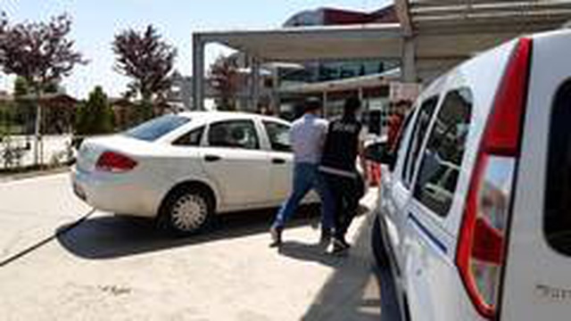 Sahte para ile kurban pazarlığı yapan şüpheliler, kendilerini görüntüleyen kameramana uçan tekme ile saldırdı Sahte para ile kurban pazarlığı yapan şüpheliler, kendilerini görüntüleyen kameramana uçan tekme ile saldırdı