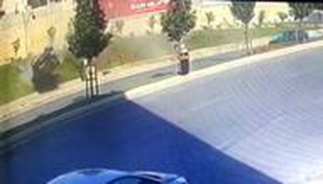 Yarışan araçlardan biri kaldırıma çarparak takla attı! Sürücü aracın içinden fırladı Yarışan araçlardan biri kaldırıma çarparak takla attı! Sürücü aracın içinden fırladı