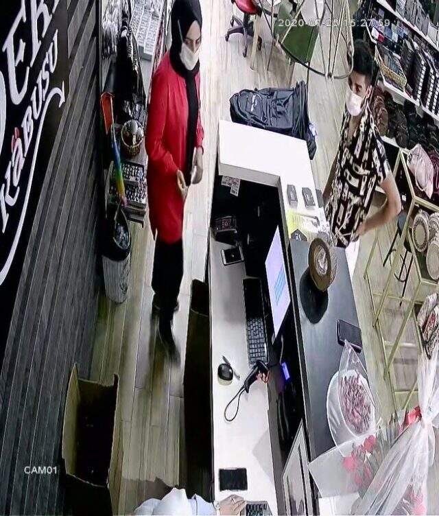 Çorap alma bahanesiyle 10 bin liralık telefonu kaşla göz arasında çaldı Çorap alma bahanesiyle 10 bin liralık telefonu kaşla göz arasında çaldı