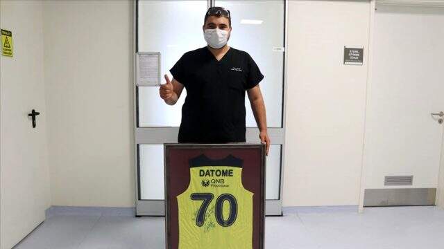 Tulumuna 'Datome' yazan hemşireye ünlü basketbolcu forma hediye etti Tulumuna 'Datome' yazan hemşireye ünlü basketbolcu forma hediye etti