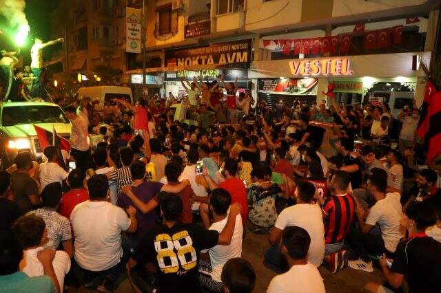 Turgutluspor'un şampiyonluk kutlamalarına kaymakamlık soruşturma başlattı Turgutluspor'un şampiyonluk kutlamalarına kaymakamlık soruşturma başlattı