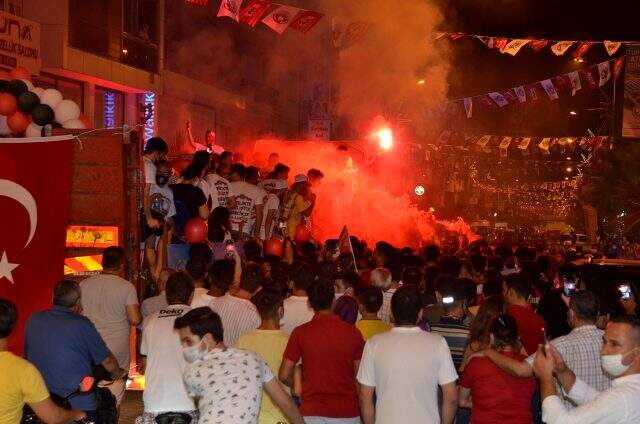 Turgutluspor'un şampiyonluk kutlamalarına kaymakamlık soruşturma başlattı Turgutluspor'un şampiyonluk kutlamalarına kaymakamlık soruşturma başlattı