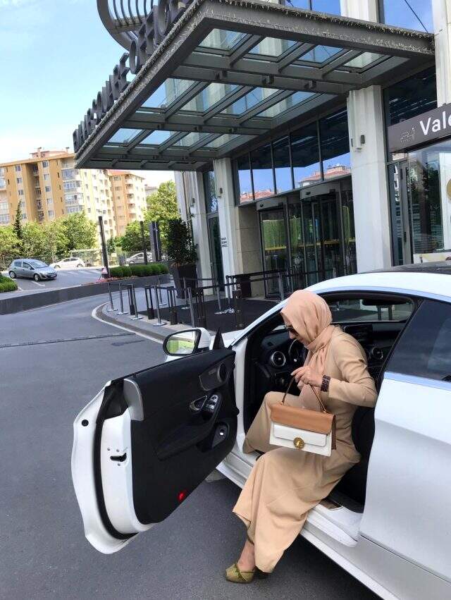 Ünlü Modacı Rabia Yalçın'ın Yeni Markası 'R4 Moda' Online Satışa Başladı