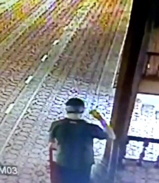 Akılalmaz icat! Sakızlı telle camideki yardım paralarını çaldı Akılalmaz icat! Sakızlı telle camideki yardım paralarını çaldı