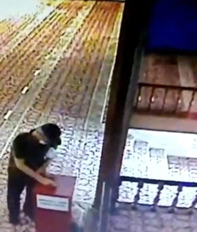 Akılalmaz icat! Sakızlı telle camideki yardım paralarını çaldı Akılalmaz icat! Sakızlı telle camideki yardım paralarını çaldı