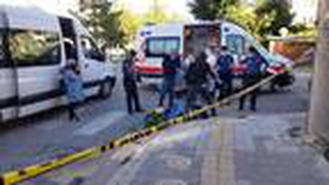 Kan kusunca minibüsten inen yaşlı adam, oturduğu kaldırımda yaşamını yitirdi Kan kusunca minibüsten inen yaşlı adam, oturduğu kaldırımda yaşamını yitirdi