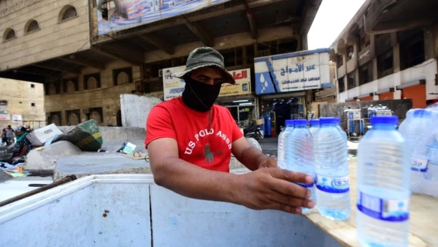Fotoğraflarla: Hava sıcaklığının 51C dereceyi bulduğu Irak'ta serinleme yöntemleri
