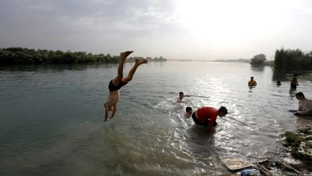 Fotoğraflarla: Hava sıcaklığının 51C dereceyi bulduğu Irak'ta serinleme yöntemleri