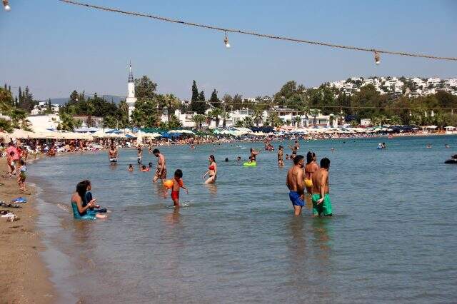 Tatilciler yolları kilitledi, Bodrum'da tüm sahiller doldu Tatilciler yolları kilitledi, Bodrum'da tüm sahiller doldu