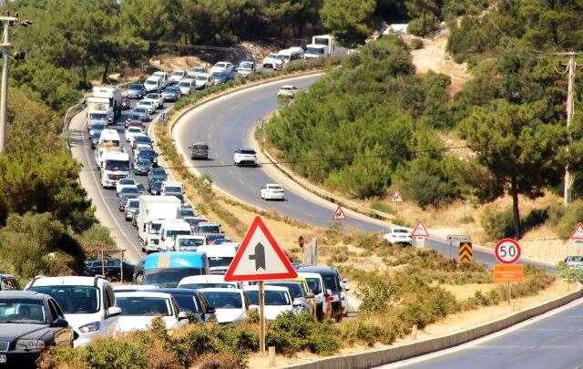 Tatilciler yolları kilitledi, Bodrum'da tüm sahiller doldu Tatilciler yolları kilitledi, Bodrum'da tüm sahiller doldu