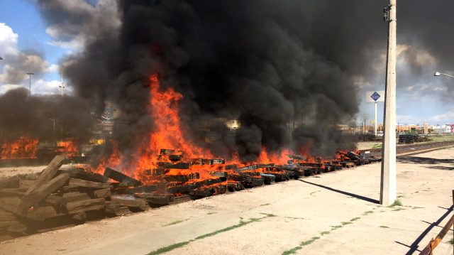 ABD'ye su verilmesini istemeyen Meksikalı protestocular ortalığı ateşe verdi
