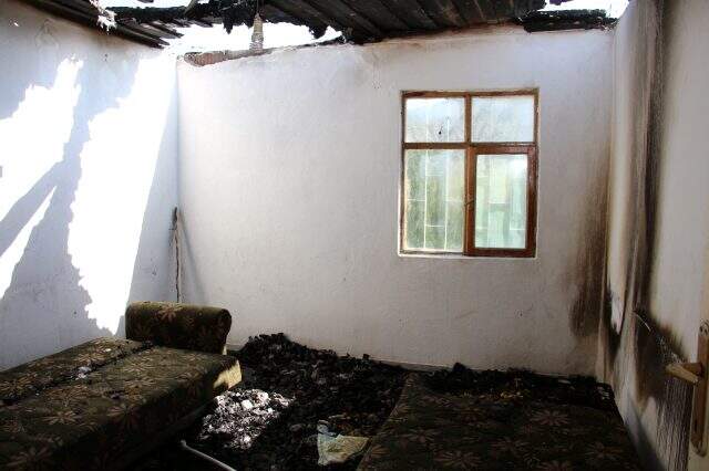 Evi yanan 76 yaşındaki Bülbül Nine, ahırda yaşam mücadelesi veriyor Evi yanan 76 yaşındaki Bülbül Nine, ahırda yaşam mücadelesi veriyor