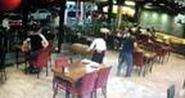 Sahibinin elinden kaçan koç restorana girdi! O anlar güvenlik kameralarına yansıdı Sahibinin elinden kaçan koç restorana girdi! O anlar güvenlik kameralarına yansıdı