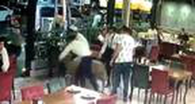 Sahibinin elinden kaçan koç restorana girdi! O anlar güvenlik kameralarına yansıdı Sahibinin elinden kaçan koç restorana girdi! O anlar güvenlik kameralarına yansıdı