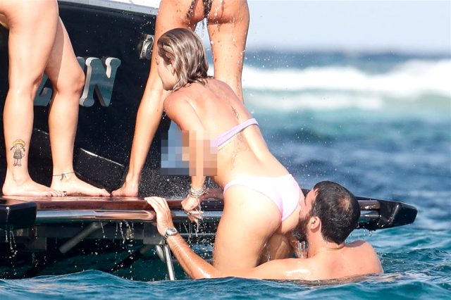 Rita Ora, arkadaşlarıyla tekne keyfi yaparken bikinisinin azizliğine uğradı