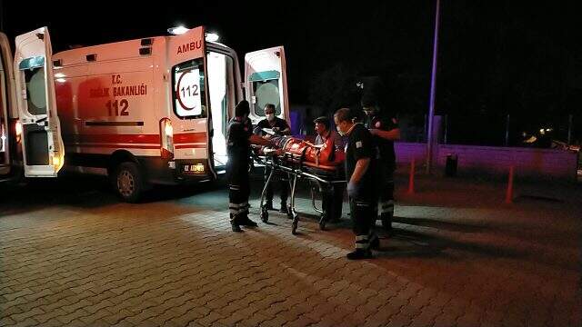 Aralarında husumet bulunan iki aile arasında bıçak ve silahlı kavga: 1 ölü, 3 yaralı Aralarında husumet bulunan iki aile arasında bıçak ve silahlı kavga: 1 ölü, 3 yaralı
