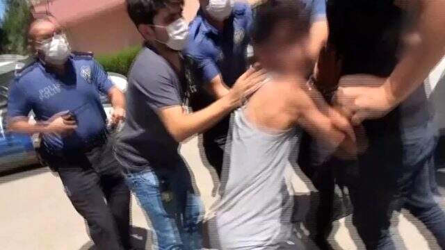 Babasını bıçakla kovaladığı iddia edilen şahıs, gazetecilere saldırdı Babasını bıçakla kovaladığı iddia edilen şahıs, gazetecilere saldırdı