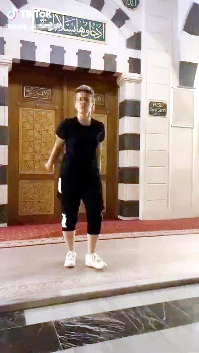 Camiye ayakkabıyla girip çektiği videoyu paylaştı, hakkında yasal işlem başlatıldı Camiye ayakkabıyla girip çektiği videoyu paylaştı, hakkında yasal işlem başlatıldı